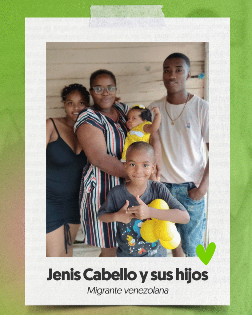 Foto polaroid de mujer migrante venezolana y sus cuatro hijos sobre fondo verde.