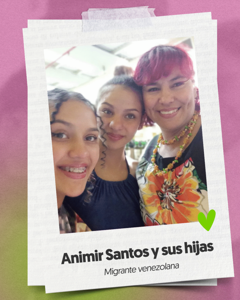 Foto polaroid de mujer migrante venezolana y sus dos hijas sobre fondo rosado.