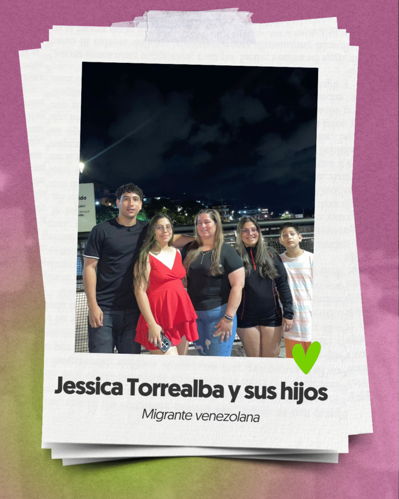 Foto polaroid de mujer migrante venezolana y sus cuatro hijos sobre fondo rosado.