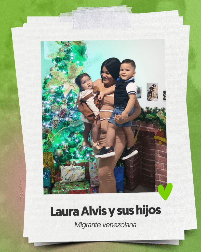 Foto polaroid de mujer migrante venezolana y sus dos hijos sobre fondo verde.