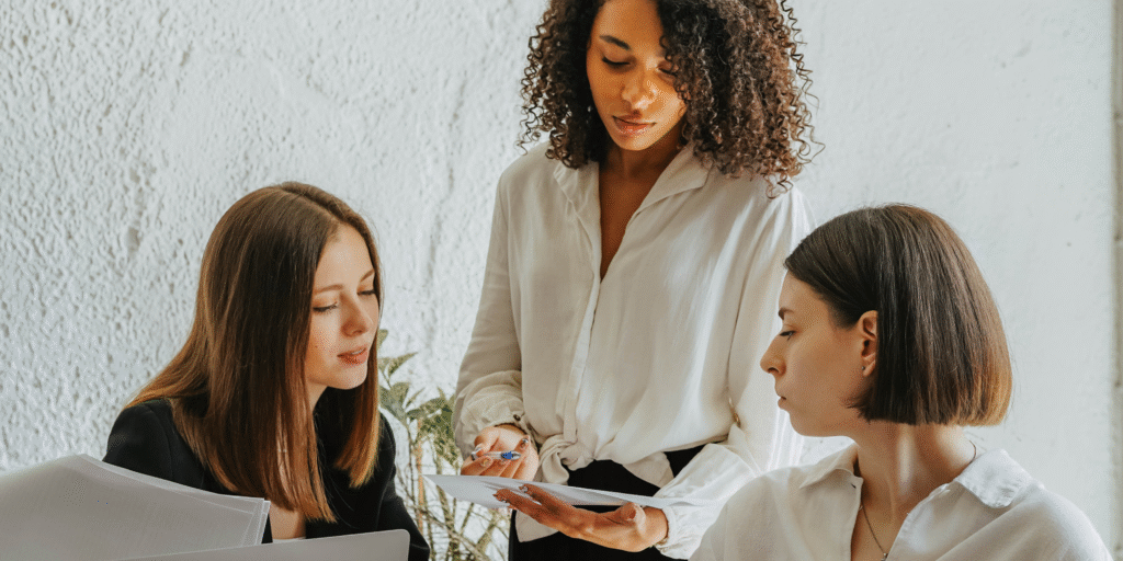 Mujeres empresarias en conversación
