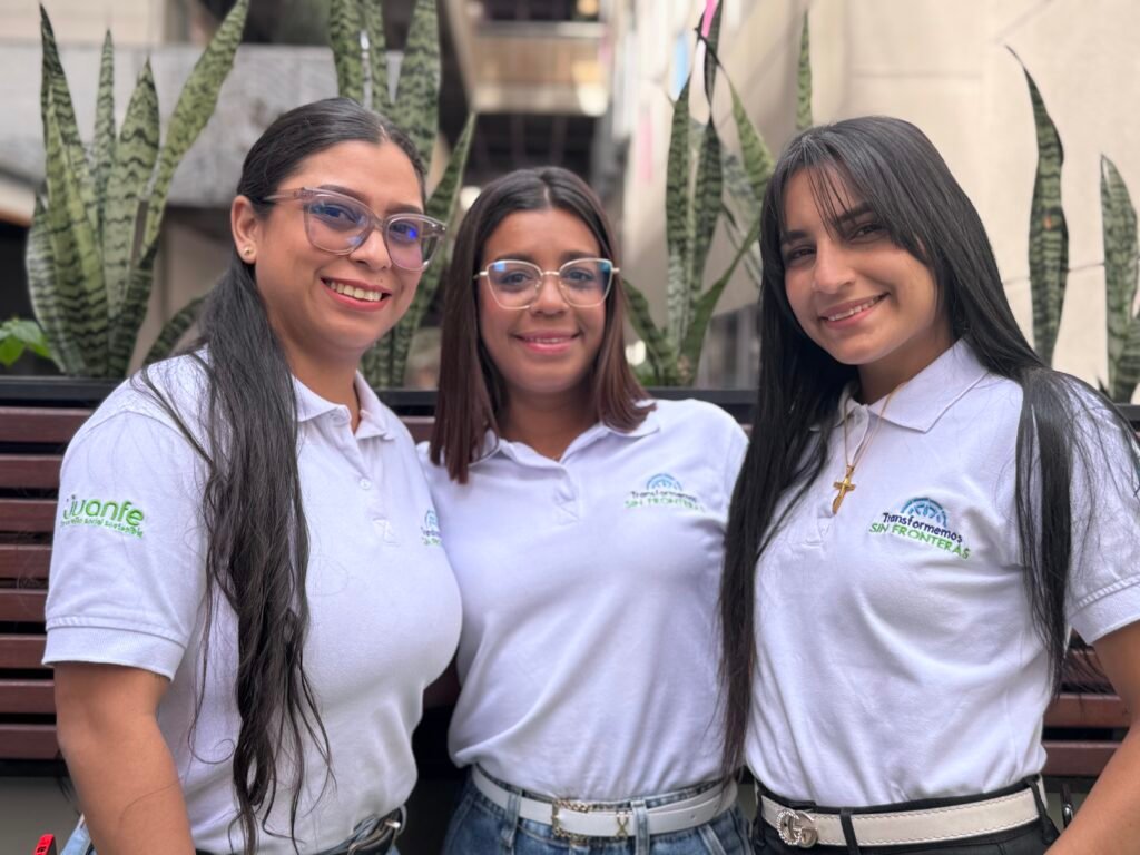 tres mujeres venezolanas migrantes participantes del programa Transformemos Sin Fronteras de Fundación Juanfe.