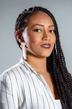 Erika CruzFundadora de la Corporación Flor Púrpura. Es servidora pública en la Secretaría de las Mujeres de la Alcaldía de Medellín. Es líder y activista por los derechos de las mujeres y las poblaciones afrodescendientes.