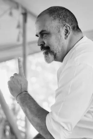 Piti ParraChi Kung Healer Experto en temas como ""Consciencia, Libertad & Plenitud”, “Fundamentos Energéticos para Manejo de Grupos”, “Secretos de la Respiración en las Artes Internas” y especialmente “Qigong Imperial”.