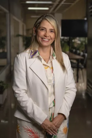 Carolina EstradaDirectora de proyectos en CESDE. Desde el ecosistema de Comfama y ahora en Cesde, Carolina lidera la consolidación de alianzas y proyectos con el sector público y privado.