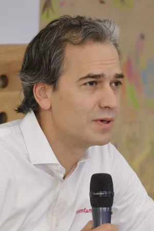 David EscobarDirector de Comfama , Pertenece al Consejo Superior de la Universidad Eafit, al consejo de Proantioquia y a la junta de Asocajas.