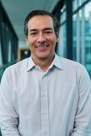 Julian MoraVicepresidente Corporativo de Bancolombia. Tiene una amplia trayectoria de más de 20 años dentro del Grupo Bancolombia, en el que ha desempeñado diversos cargos.